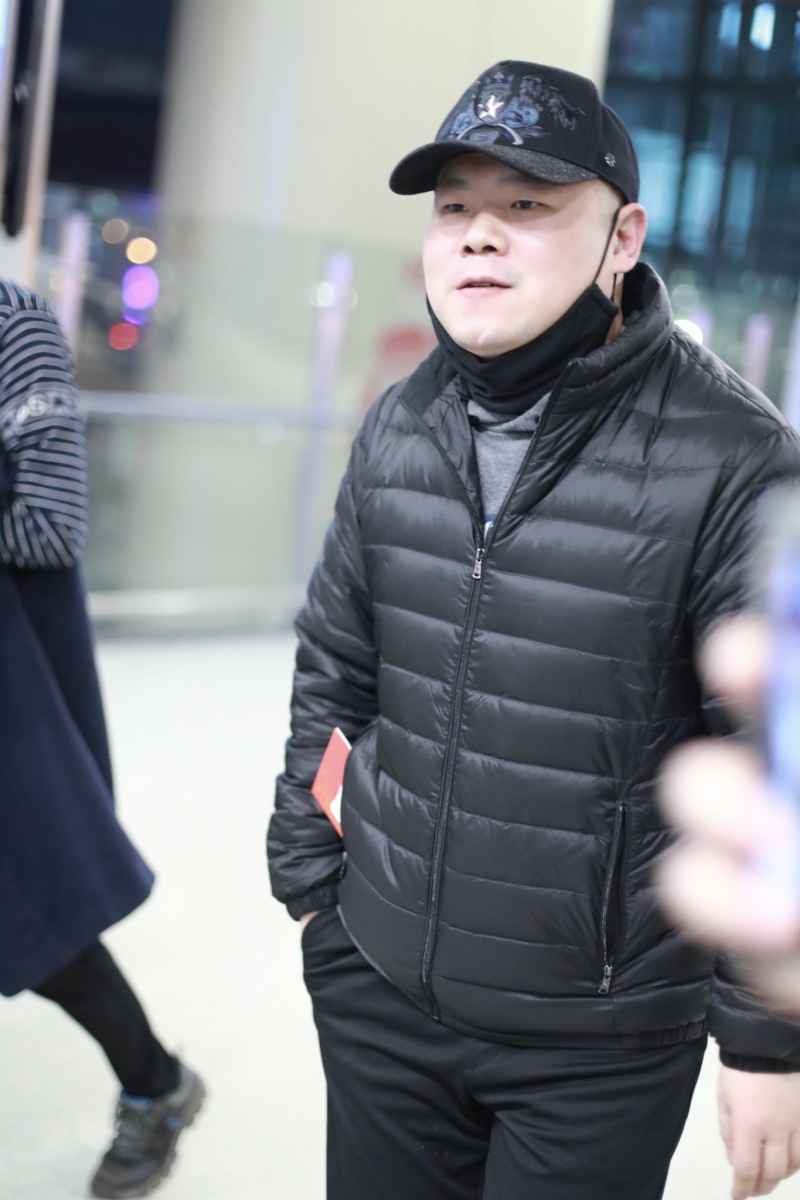 岳云鹏调皮对镜做鬼脸 弯腰姿势自带喜感滤镜