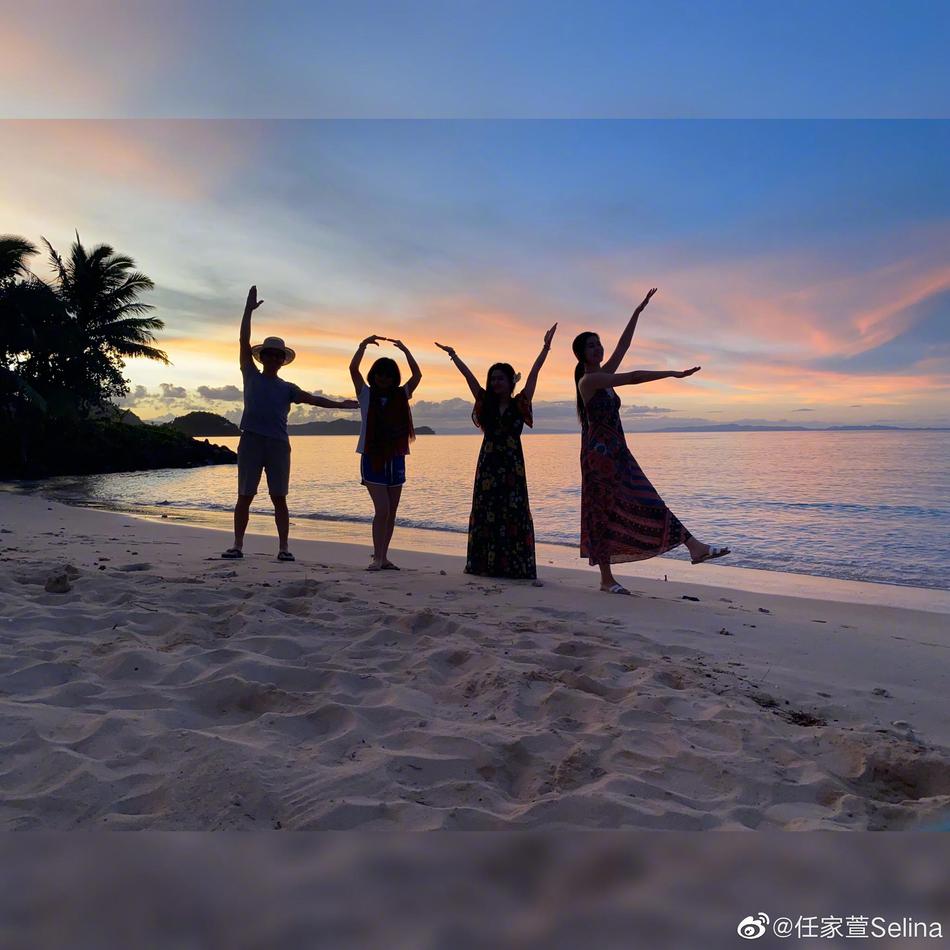 selina穿印花长裙漫步海边 和家人一起比"love"有爱