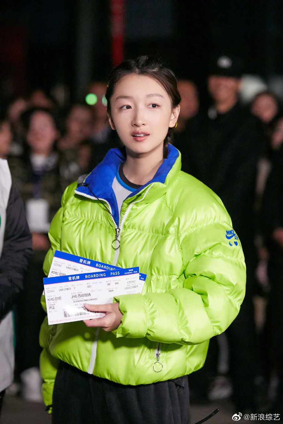 周冬雨荧光绿外套俏皮亮眼配小雏菊发饰可爱元气