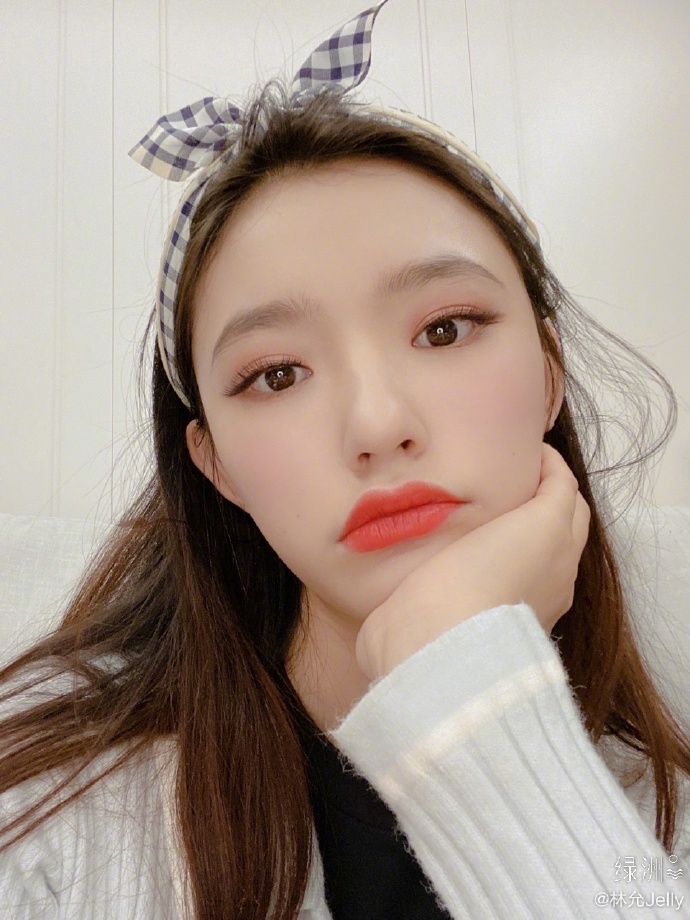 林允更新自拍照 系蝴蝶结发带对镜wink满满少女感