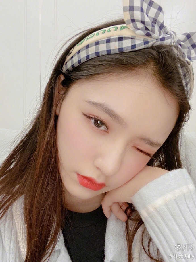 林允更新自拍照 系蝴蝶结发带对镜wink满满少女感