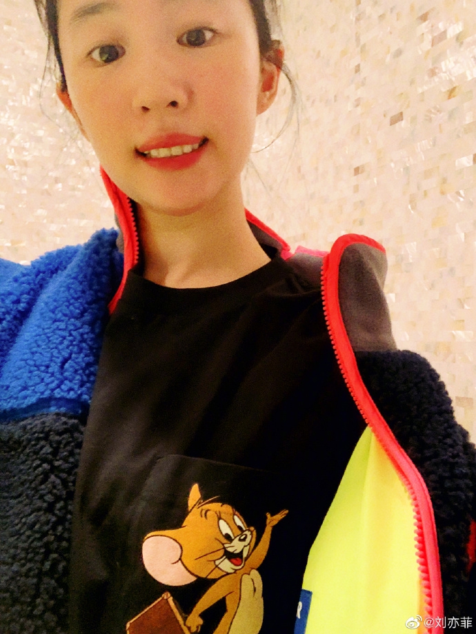 刘亦菲素颜和米奇合影 挽臂拥抱咧嘴笑童心满满