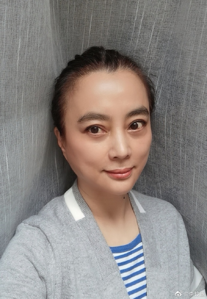 新浪娱乐讯 近日,李玲玉在微博晒出一组自拍照,57岁的李玲玉素颜出镜