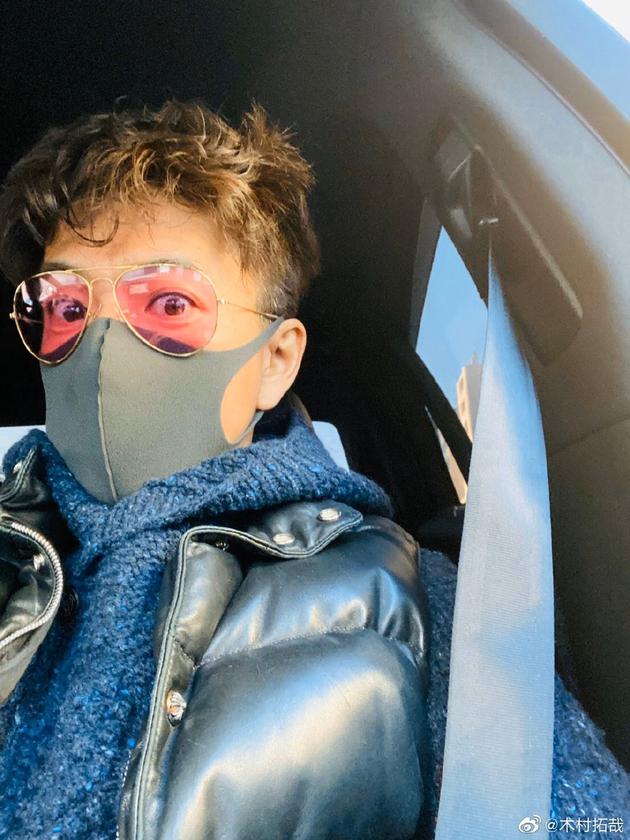 木村拓哉穿厚厚羽绒服包裹严实 微卷发帅气不减