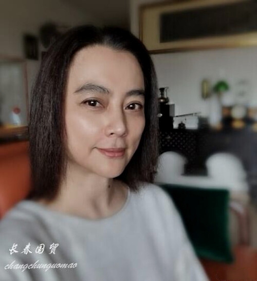 57岁李玲玉素颜近照曝光 皮肤白皙细腻保养得宜气质好