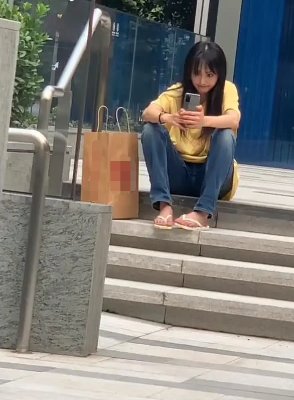 郑爽坐台阶搞怪自拍脚踩人字拖凹造型十分接地气