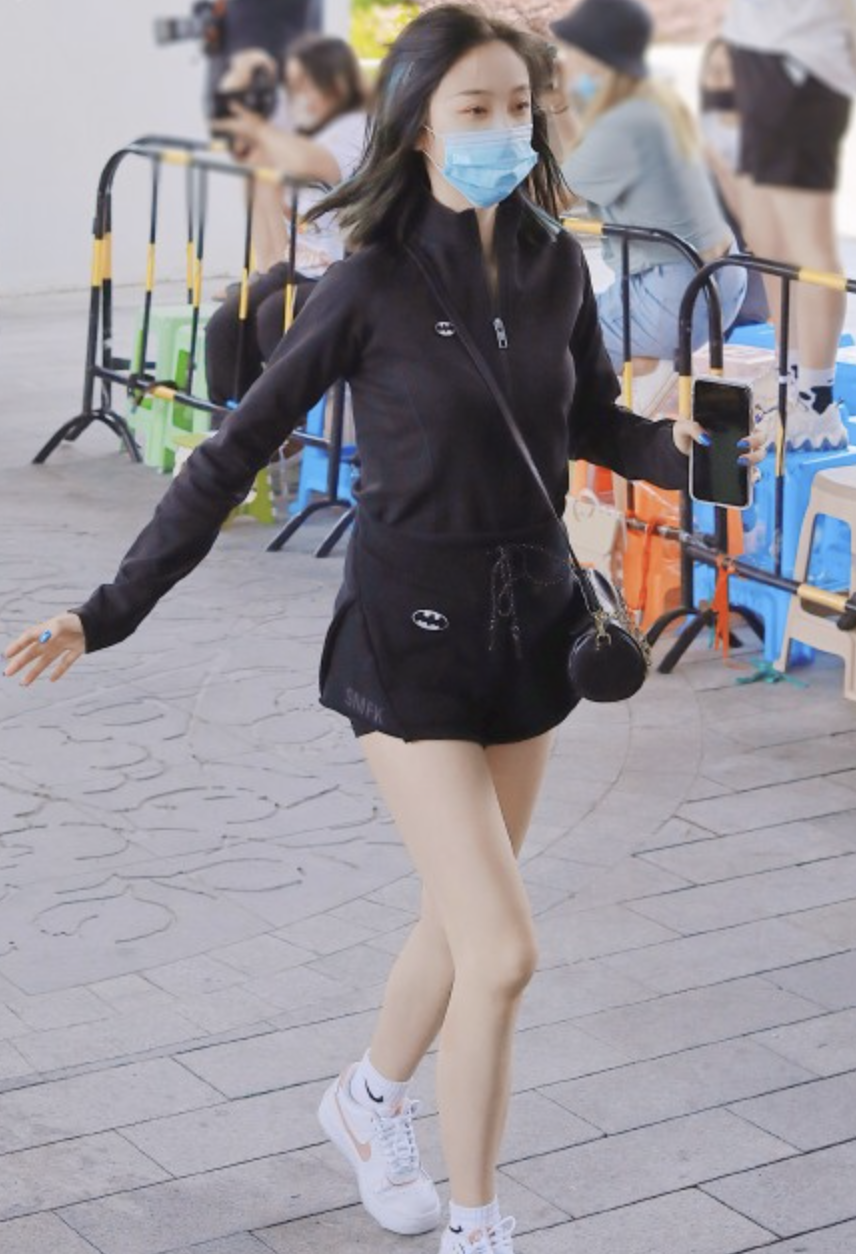 吴宣仪穿黑色运动套装秀美腿 搭白鞋步伐轻盈活力满屏