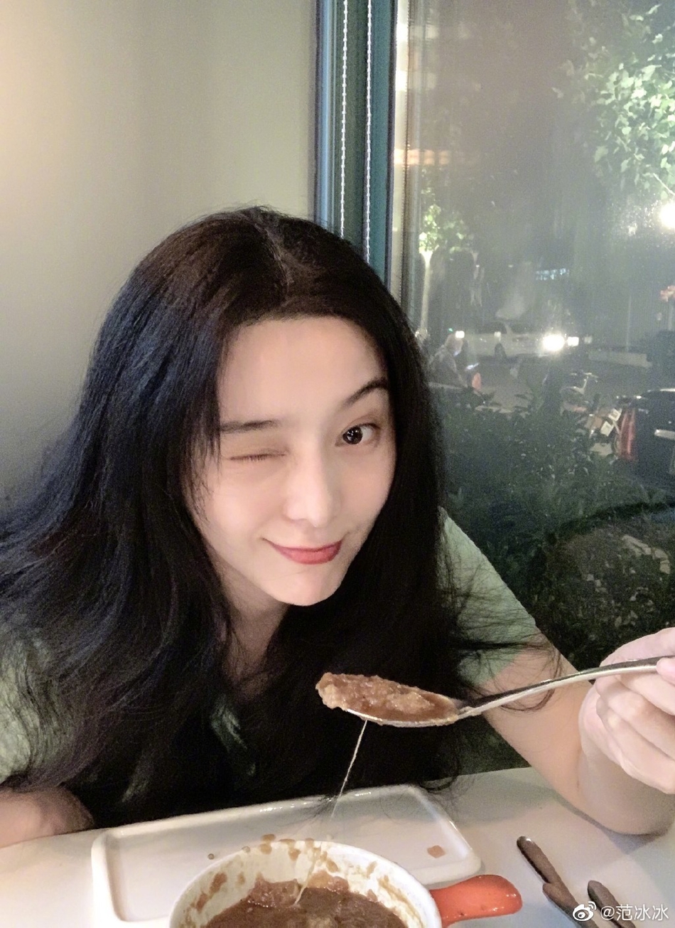 新浪娱乐讯 8月17日,范冰冰在微博晒出一组近照,并配文:"夏日晩餐!