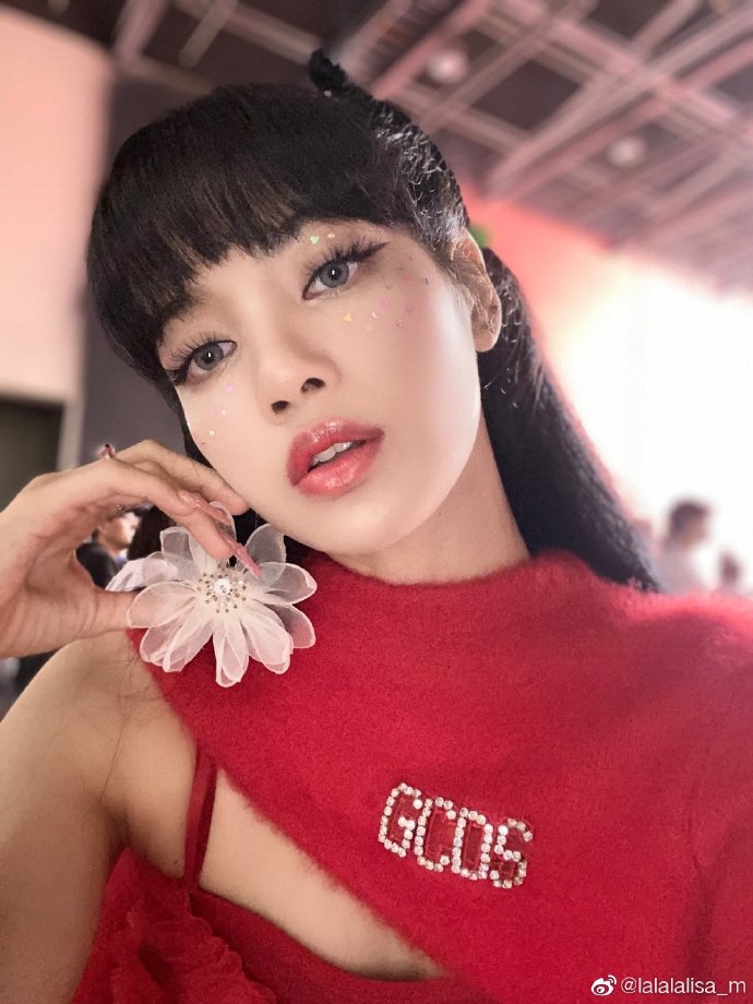 Lisa穿运动小白裙秀性感直角肩 美甲精致染绿发清新个性 - 青岛新闻网