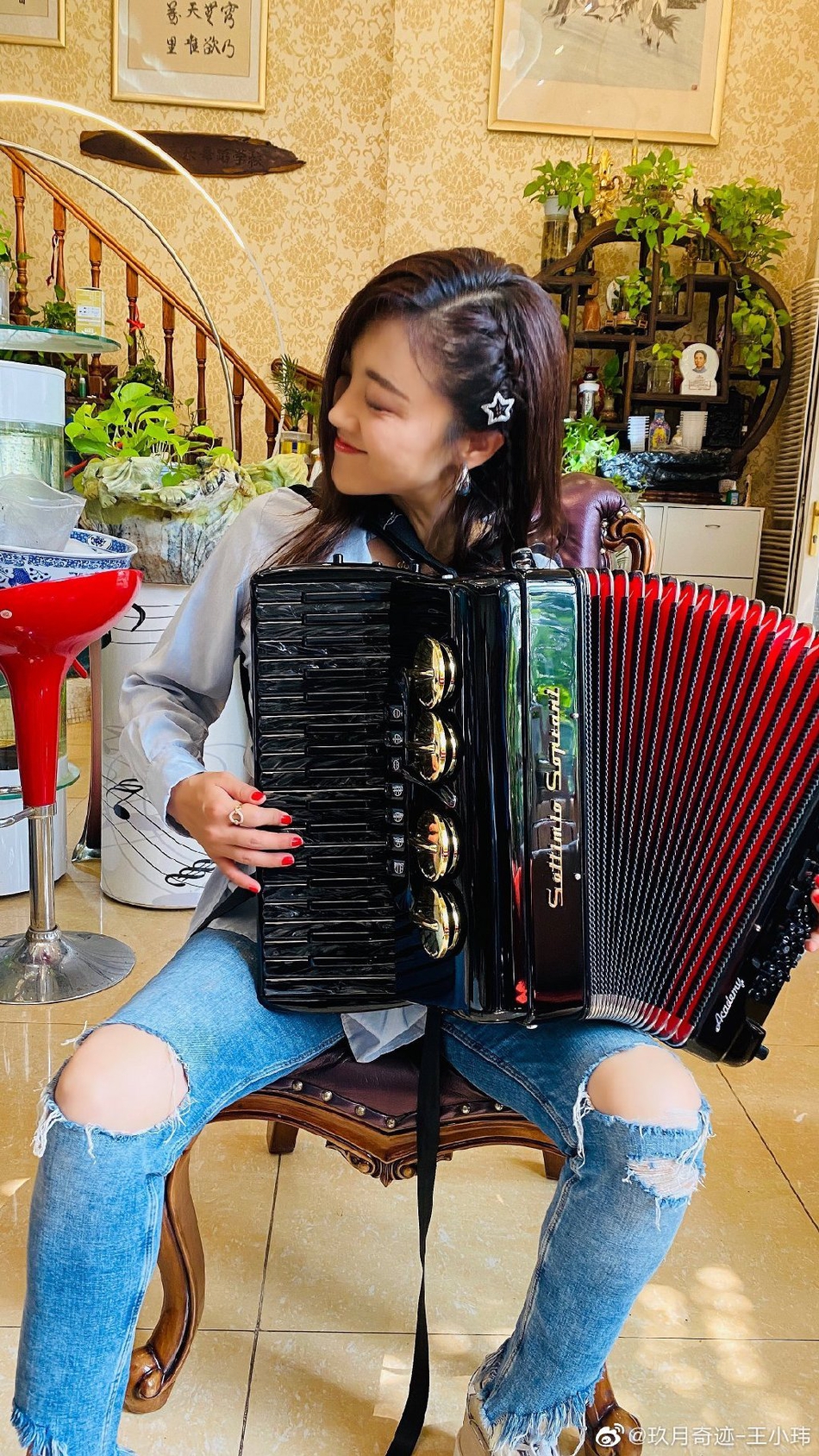 玖月奇迹王小玮晒近照穿印花衬衫浅笑清新靓丽