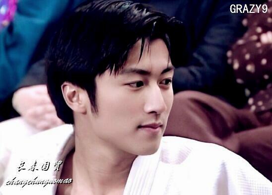 照片中的谢霆锋五官精致眉清目秀,面庞还稍显稚嫩,阳光又帅气.