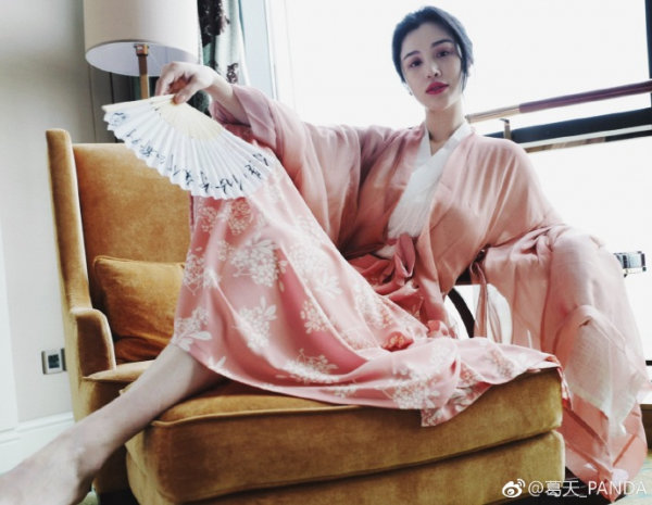 想起之前葛天新片《法医宋慈2》曝光的照片,简直就是江湖女侠本侠