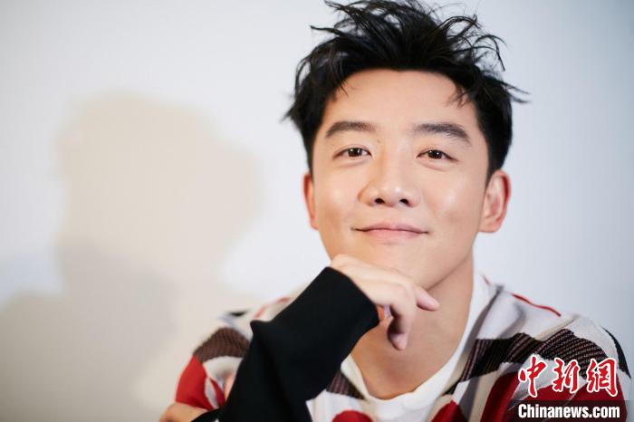 郑恺谈《也平凡》:希望能塑造好新时代的刑警形象 - 青岛新闻网