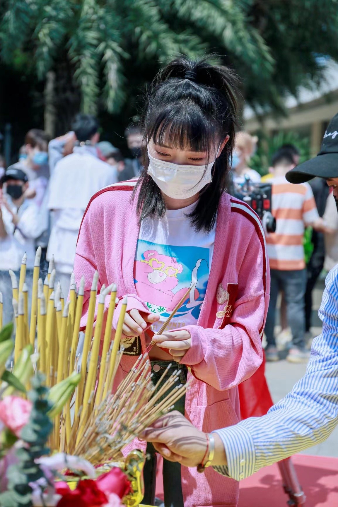 爆款预定《为你逆光而来》开拍 刘帅亮相开机仪式青春甜美 - 青岛新闻网
