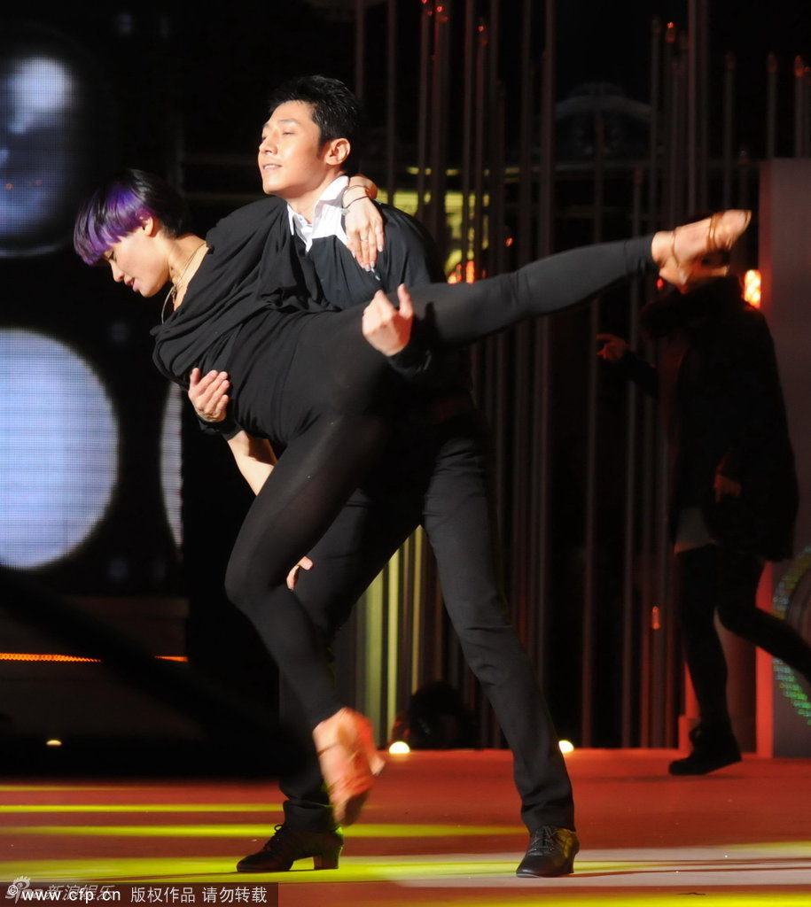 撒贝宁与辣妹贴身热舞