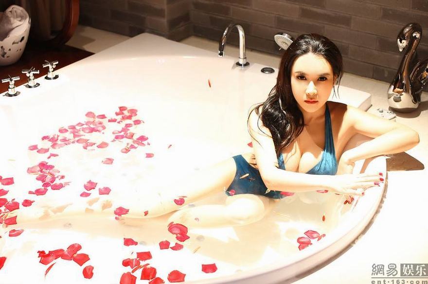 新“潘金莲”龚玥菲浴室写真曝光 比基尼难掩巨乳诱惑