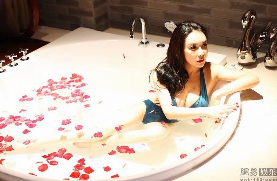 新“潘金莲”龚玥菲浴室写真曝光 比基尼难掩巨乳诱惑