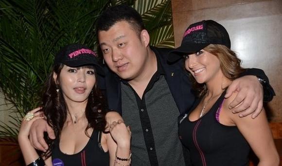 长谷真理香现身上海成人展遭强吻