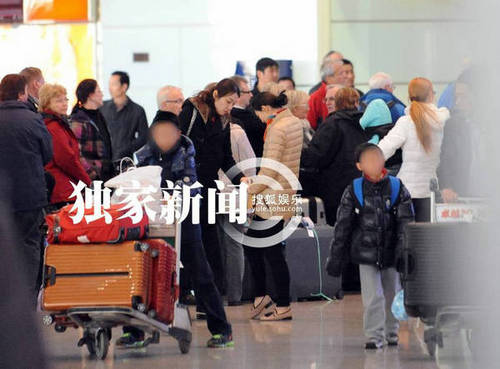 张艺谋娇妻及两儿子曝光