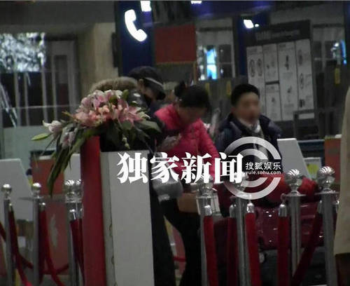 张艺谋娇妻及两儿子曝光