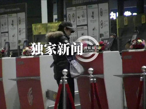 张艺谋娇妻及两儿子曝光