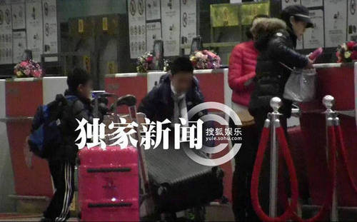 张艺谋娇妻及两儿子曝光