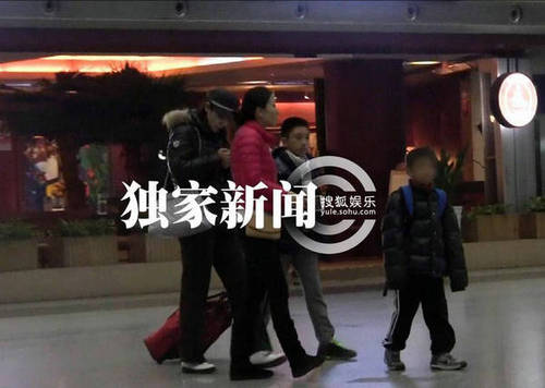 张艺谋娇妻及两儿子曝光
