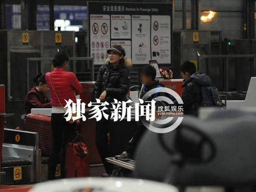 张艺谋娇妻及两儿子曝光