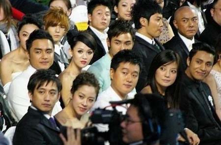 娱圈珍贵旧照:林青霞出席巩俐婚礼 狄波拉抱霆锋婷婷