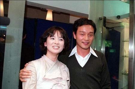 娱圈珍贵旧照:林青霞出席巩俐婚礼 狄波拉抱霆锋婷婷