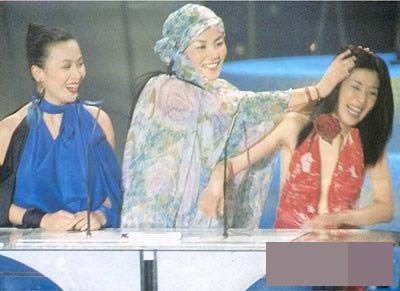 娱圈珍贵旧照:林青霞出席巩俐婚礼 狄波拉抱霆锋婷婷