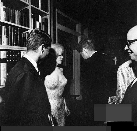 娱圈珍贵旧照:林青霞出席巩俐婚礼 狄波拉抱霆锋婷婷