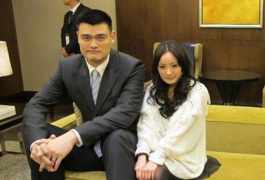 娱圈珍贵旧照:林青霞出席巩俐婚礼 狄波拉抱霆锋婷婷