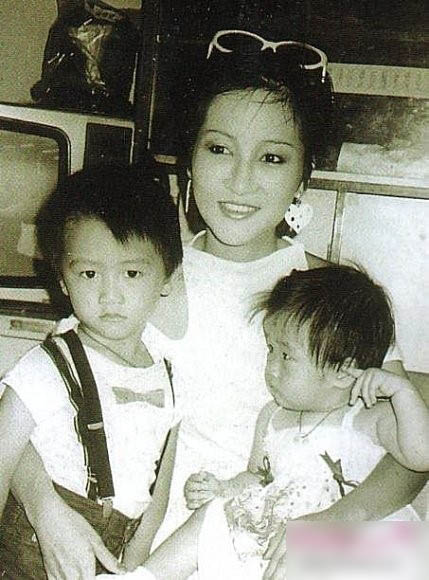 娱圈珍贵旧照:林青霞出席巩俐婚礼 狄波拉抱霆锋婷婷