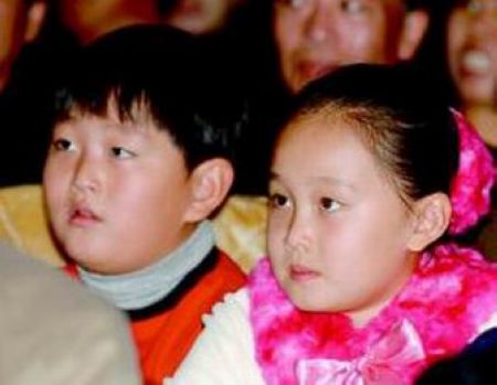 赵本山一家四口罕见合照曝光 漂亮老婆美艳不输一线女星