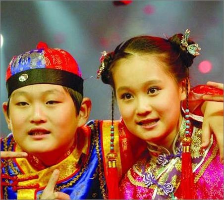 赵本山一家四口罕见合照曝光 漂亮老婆美艳不输一线女星 赵本山一家四口罕见合照曝光 漂亮老婆美艳不输一线女星