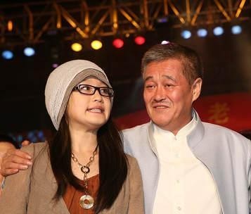 赵本山一家四口罕见合照曝光 漂亮老婆美艳不输一线女星