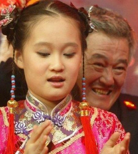 赵本山一家四口罕见合照曝光 漂亮老婆美艳不输一线女星