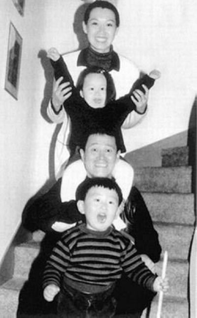 赵本山一家四口罕见合照曝光 漂亮老婆美艳不输一线女星