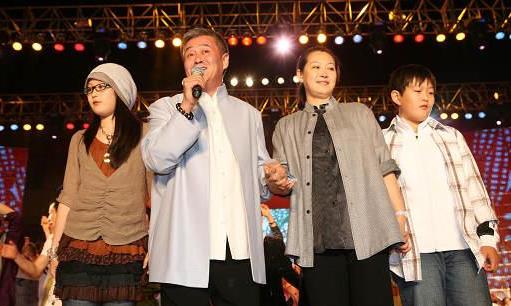 赵本山一家四口罕见合照曝光 漂亮老婆美艳不输一线女星