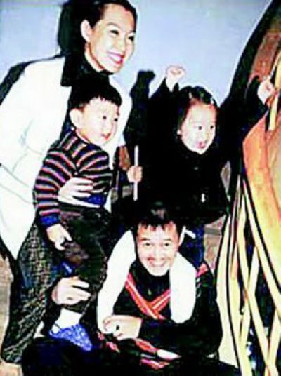 赵本山一家四口罕见合照曝光 漂亮老婆美艳不输一线女星