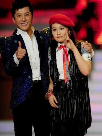 赵本山一家四口罕见合照曝光 漂亮老婆美艳不输一线女星