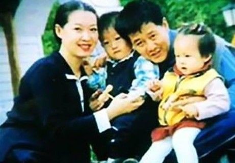 赵本山一家四口罕见合照曝光 漂亮老婆美艳不输一线女星