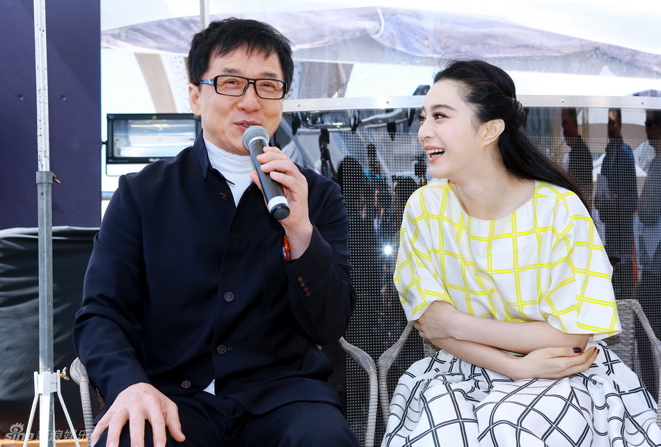 范冰冰走光露内裤