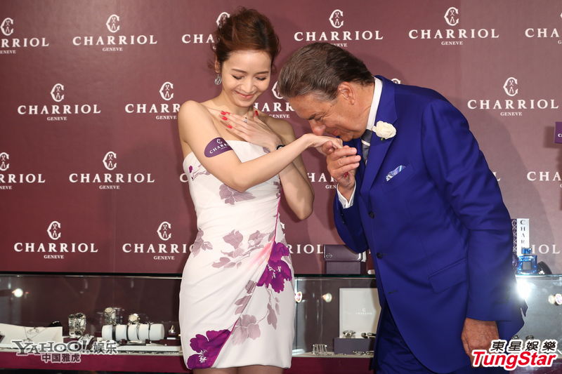 侯佩岑穿超短抹胸裙露姣好体态 代言被调戏