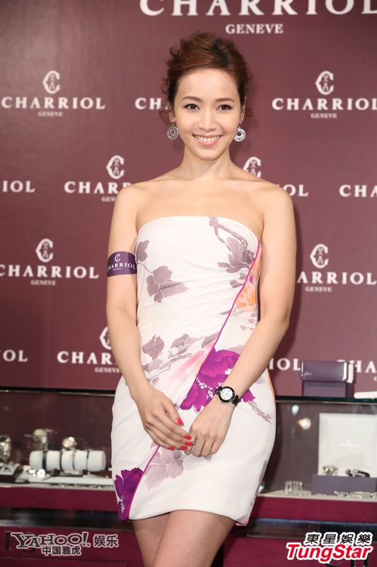 侯佩岑穿超短抹胸裙露姣好体态 代言被调戏