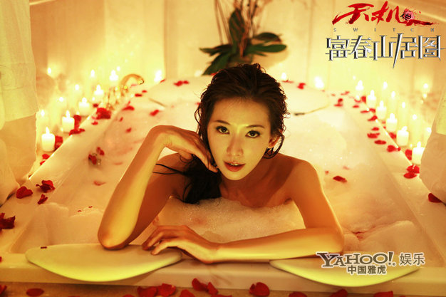 值得一提的是，林志玲在片中为了将刘德华收为“裙下之臣”，还将在迪拜亚特兰蒂斯酒店中上演一场浴室诱惑，其香艳程度令人浮想连连。在谈到林志玲在片中的女人风采时，身为“引诱对象”的刘德华笑言：“在志玲的迷惑下，我很难专心演戏。”