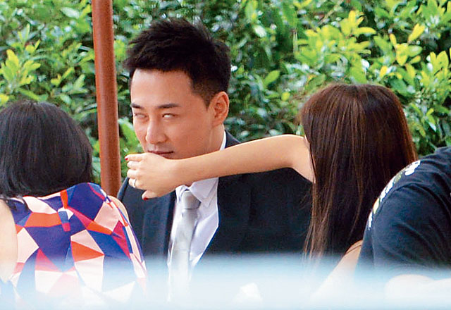 直击：林峰吴千语美国当众亲热 林峰戴婚戒 吴千语送吻