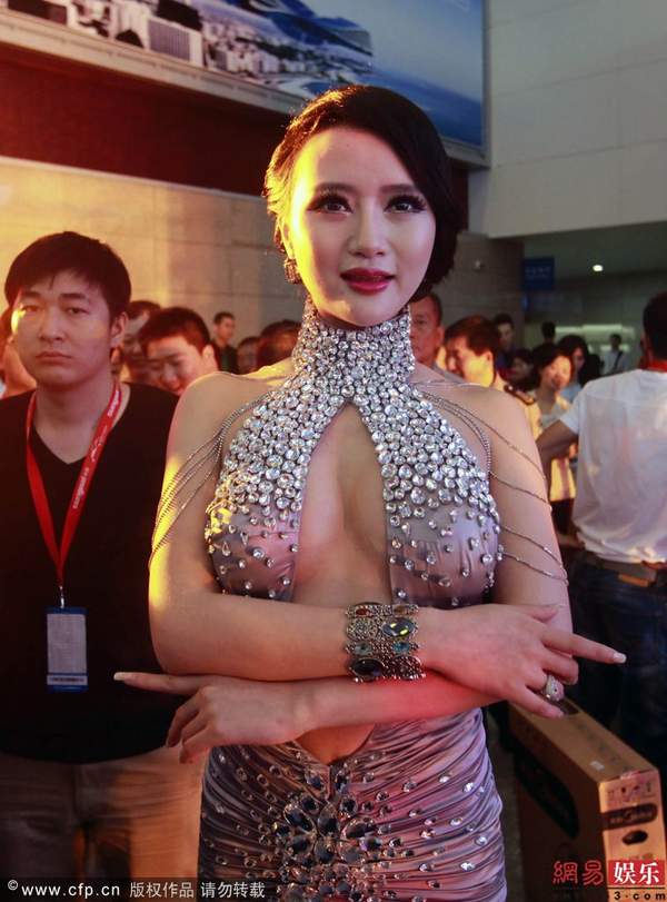 吴雨婵爆乳装高开叉 疑似没内裤