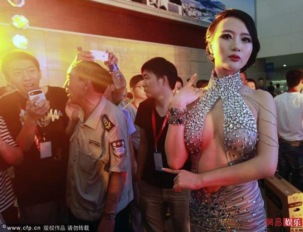 吴雨婵爆乳装高开叉 疑似没内裤